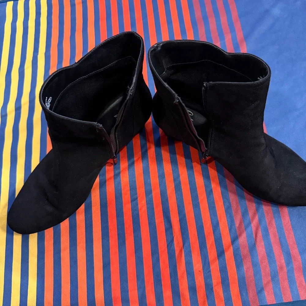 Y2K Impo Gilliana Black Faux Suede Wedge Ankle Boots Buckle Zip Sz 9.5 Booties
